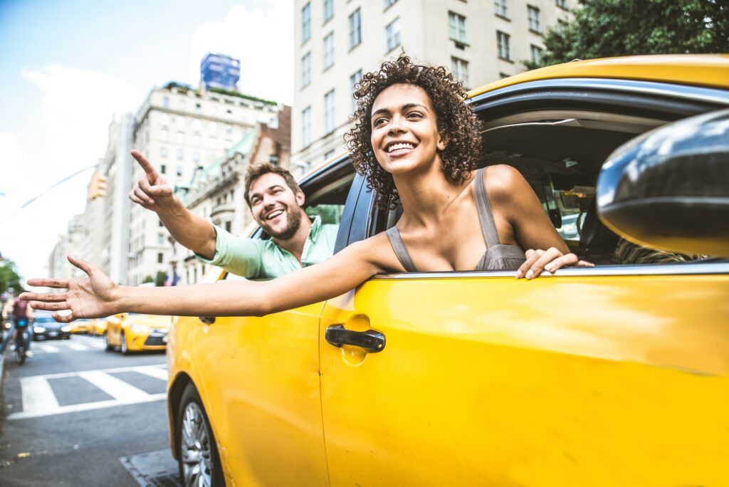 Personnes heureuses dans un taxi